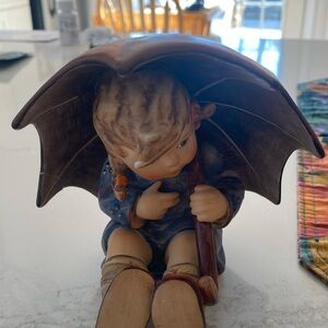 Vintagesumbrella girl.  Good conditionion.
$20